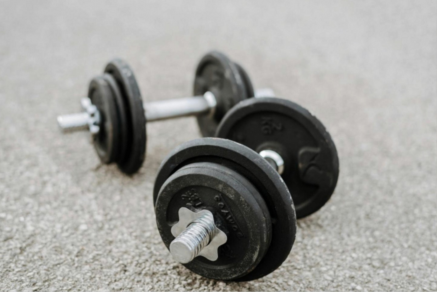 Athlète exécutant un mouvement CrossFit sous supervision